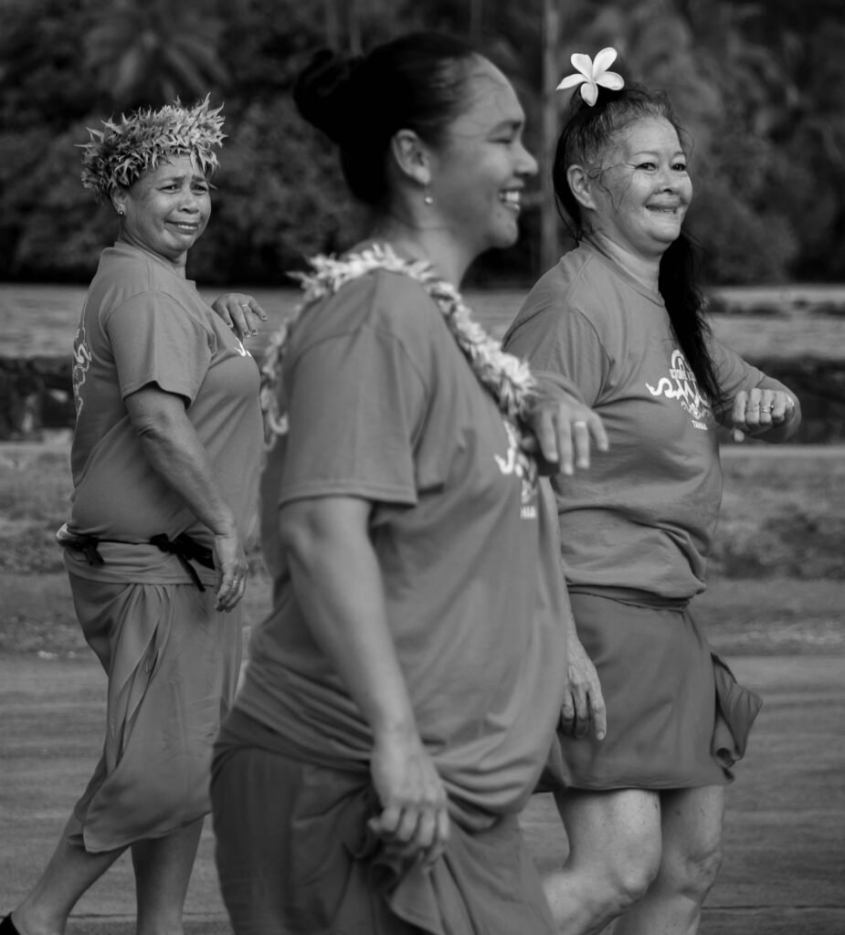 groupe de danseuses polynésiennes en train de sourire à tahaa en polynésie française