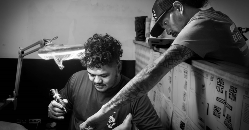 hotu tattoo, tatouage polynesien, tattoo artist, reportage photo séance tatouage