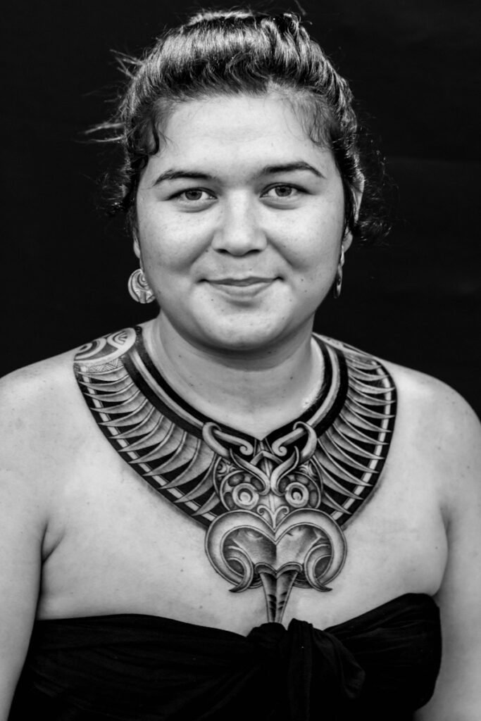 portrait noir et blanc d'une jeune femme tatouée au cou par mahana tatau à tahaa en polynésie française