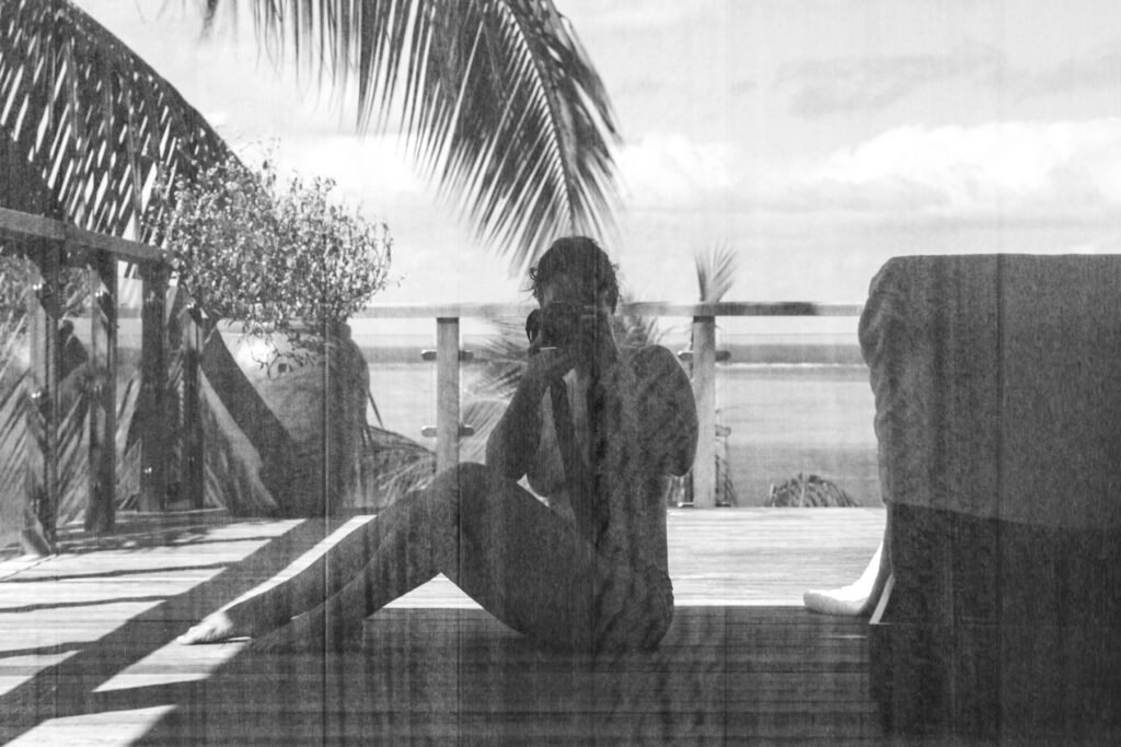 autoportrait en noir et blanc de marie production artiste et photographe marie production prise à l'hôtel le conrad à bora bora en polynésie française