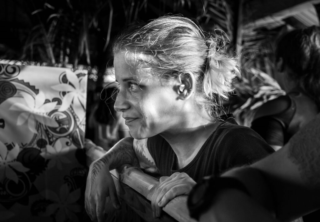 portrait en noir et blanc d'une jeune femme blonde tatoueuse pendant la convention de tatouage à tahaa dans la ville de patio en polynesie française