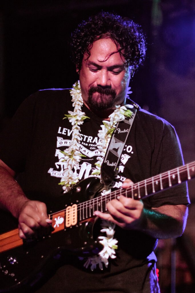 guitariste lors d'un concert du groupe manahune à tahaa en polynésie française