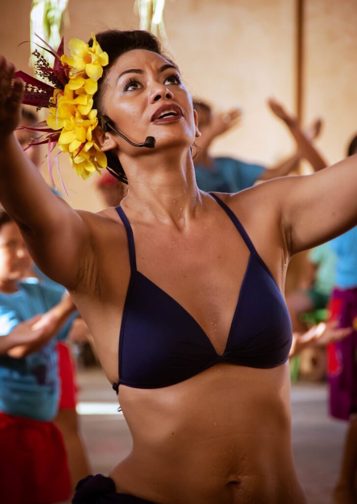 danseuse de ori tahiti danse polynésienne lors d'un évènement à tahaa en polynésie française