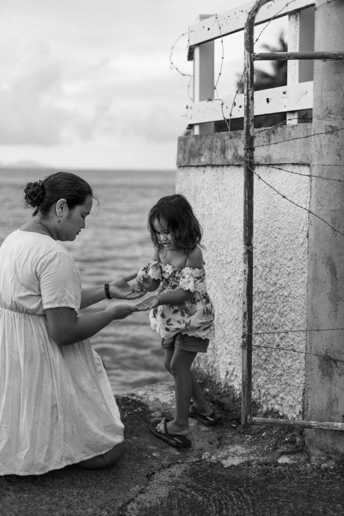 mère et sa petite fille au bord de l'eau en noir et blanc