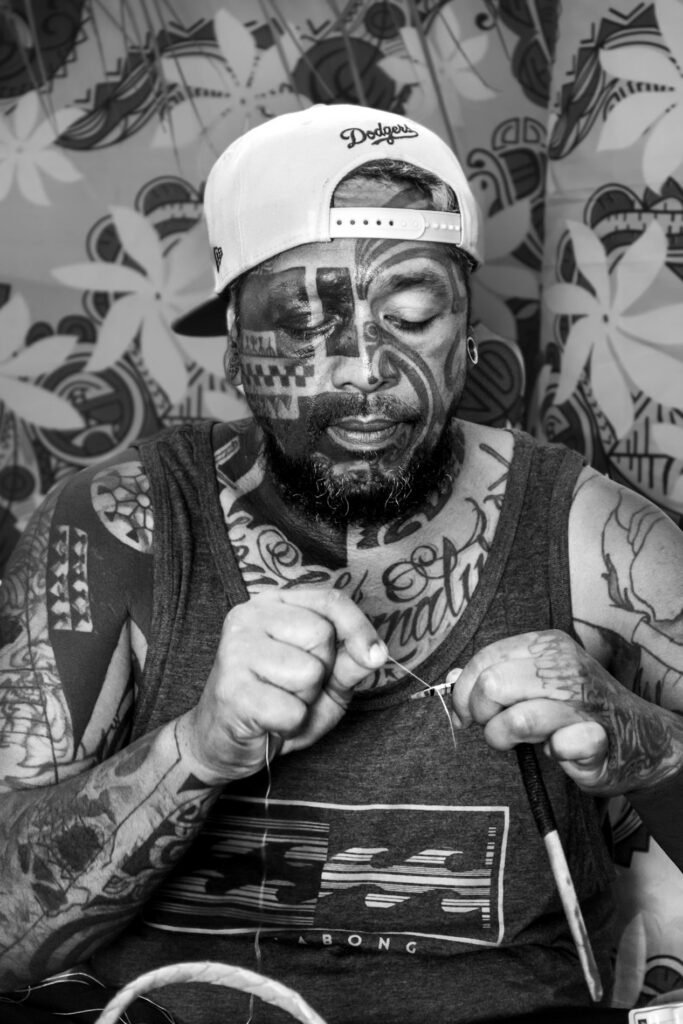 photo de portrait d'un homme en noir et blanc tatoueur polynésien soulsignature tatau