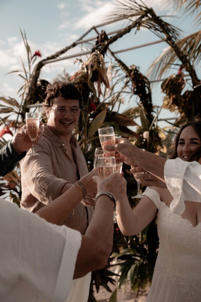 moment festif avec du champagne lors d'un mariage avec des canadiens au moment du vin d'honneur sur un motu au tahaa pearl resort and spa en polynésie française