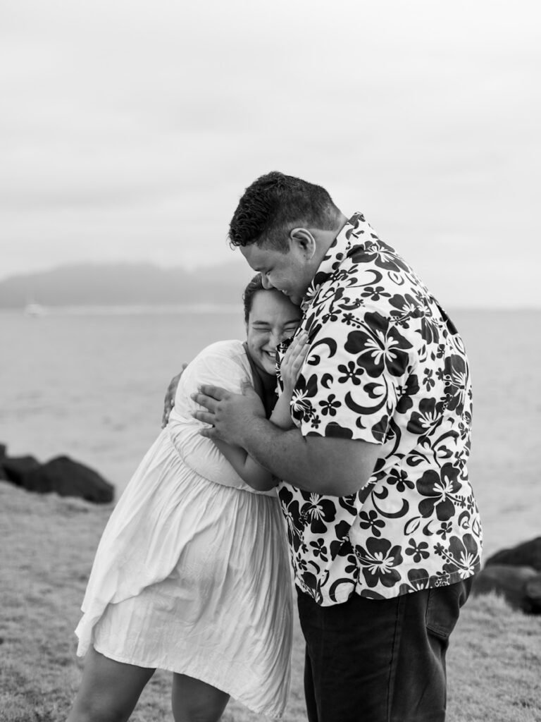 photo d'un couple polynésien en noir et blanc pendant un shooting grossesse à taha'a en polynésie française en lumière naturelle