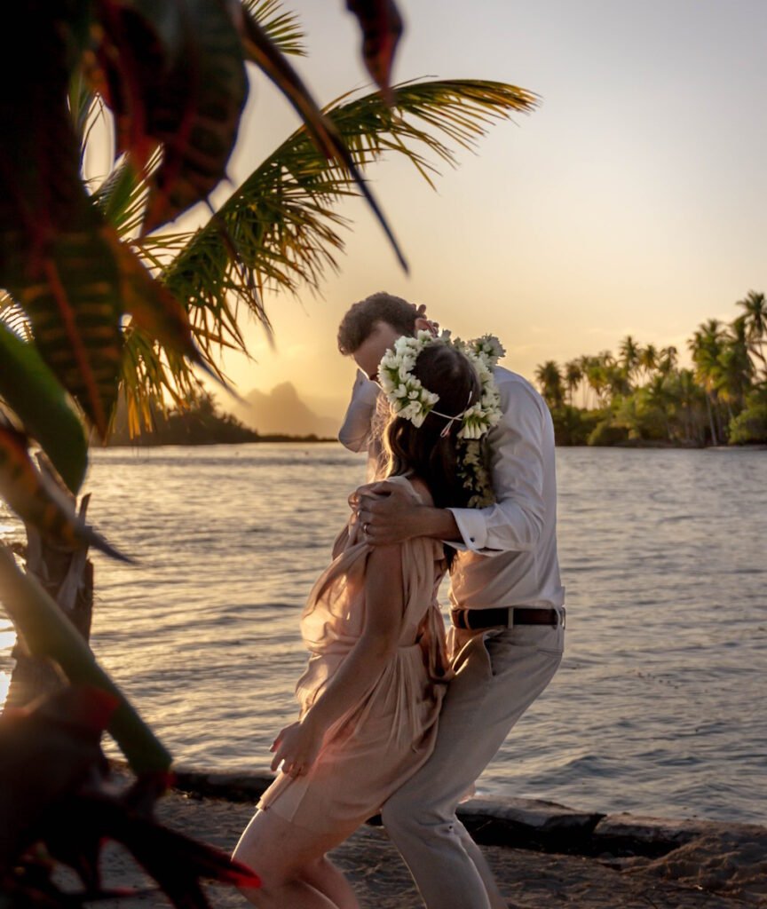 photo de couple au coucher du soleil face à Bora Bora en lumière naturelle