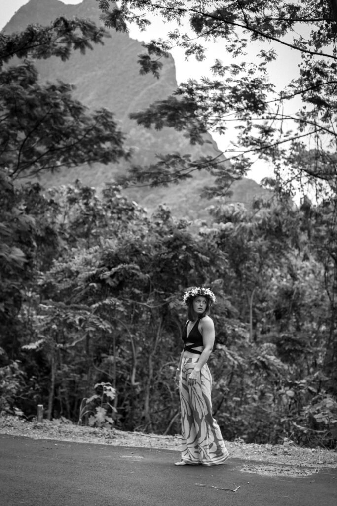 photo en noir et blanc d'une femme au bord d'une route à moorea en polynésie française photo réalisée par marie production photographe basée à rennes en bretagne