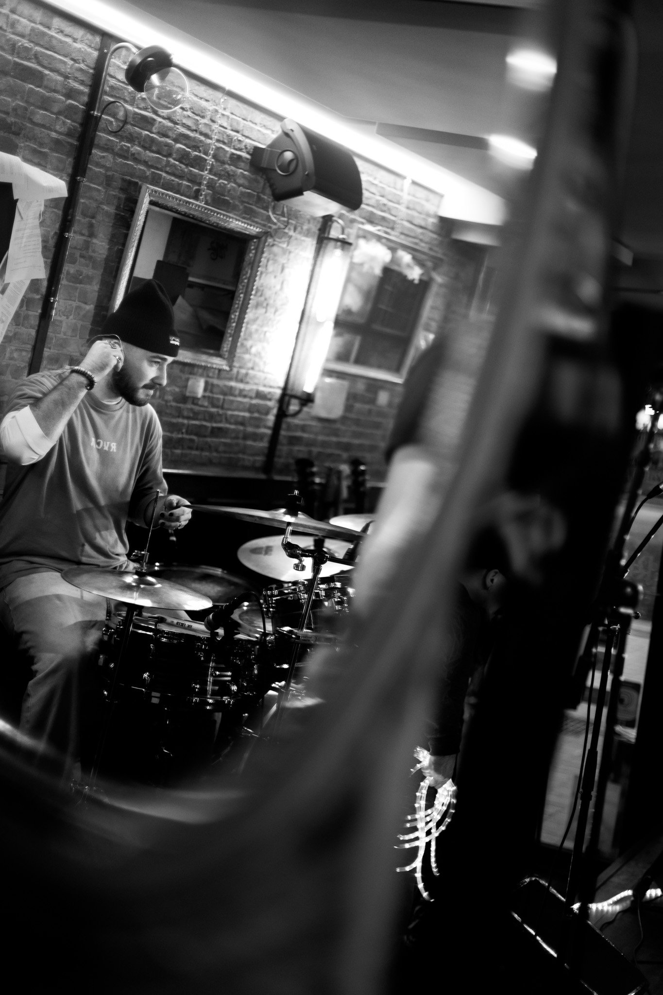 Batteur du groupe ciphered se prépare