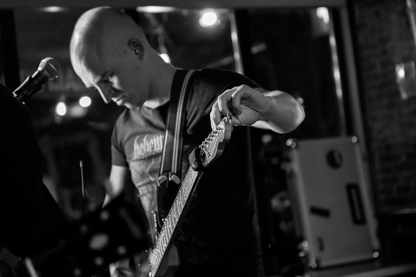 Guitariste accorde sa guitare