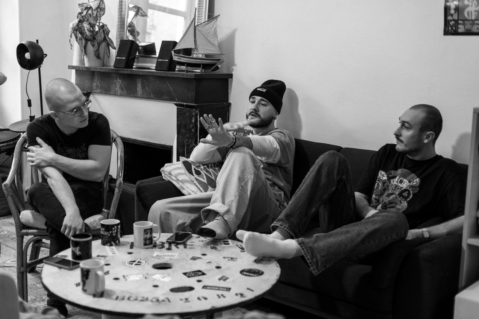 Musiciens du groupe Ciphered qui discute avant un concert