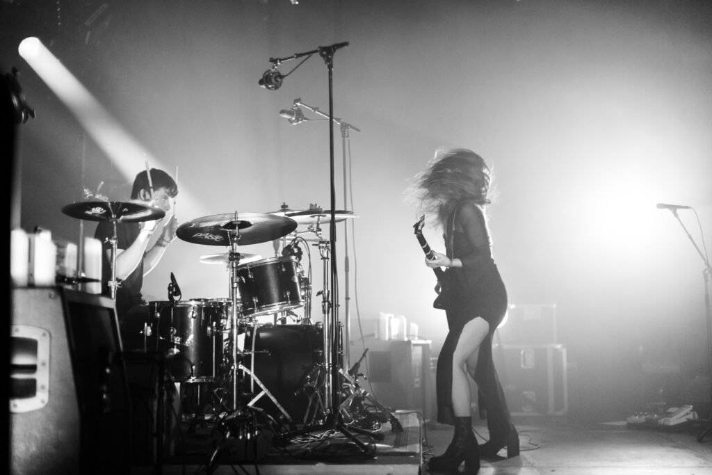 Festival Les Lunatique à Pacé en Bretagne photo de scène groupe witchourious en plein concert