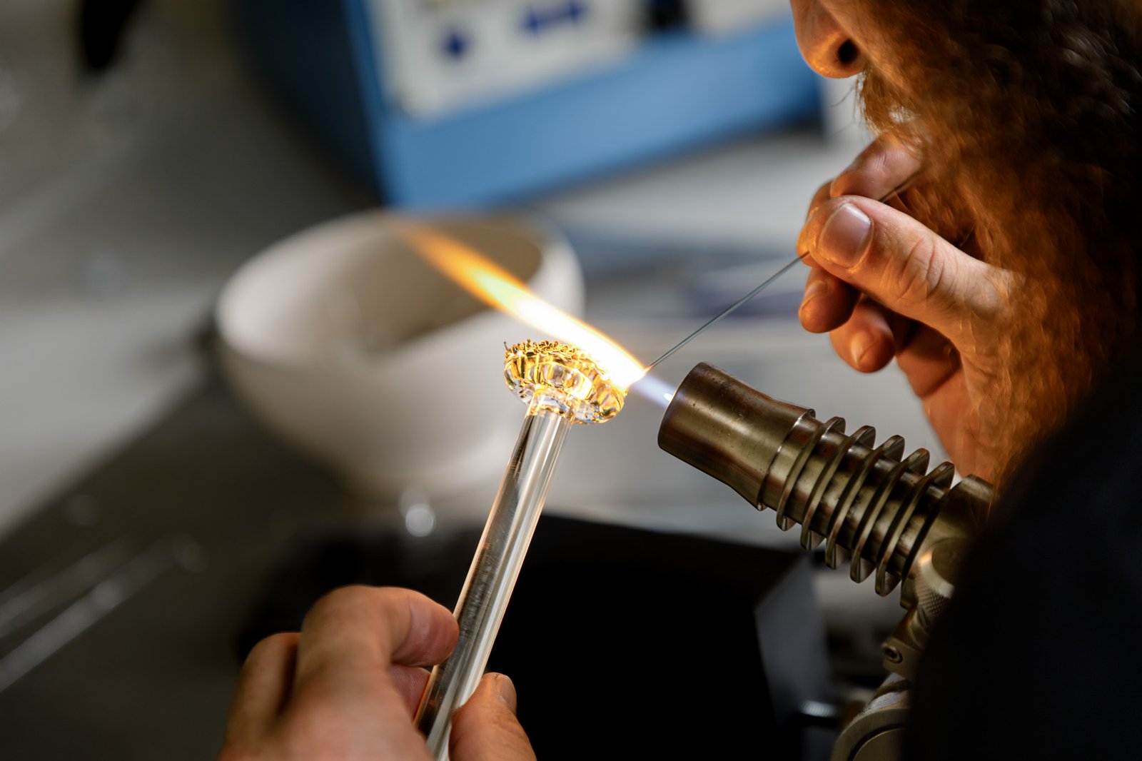 reportage photo au coeur de l'atelier de l'artisan sébastien verre à lier créateur de bijoux et objets en verre situé à guerlédan