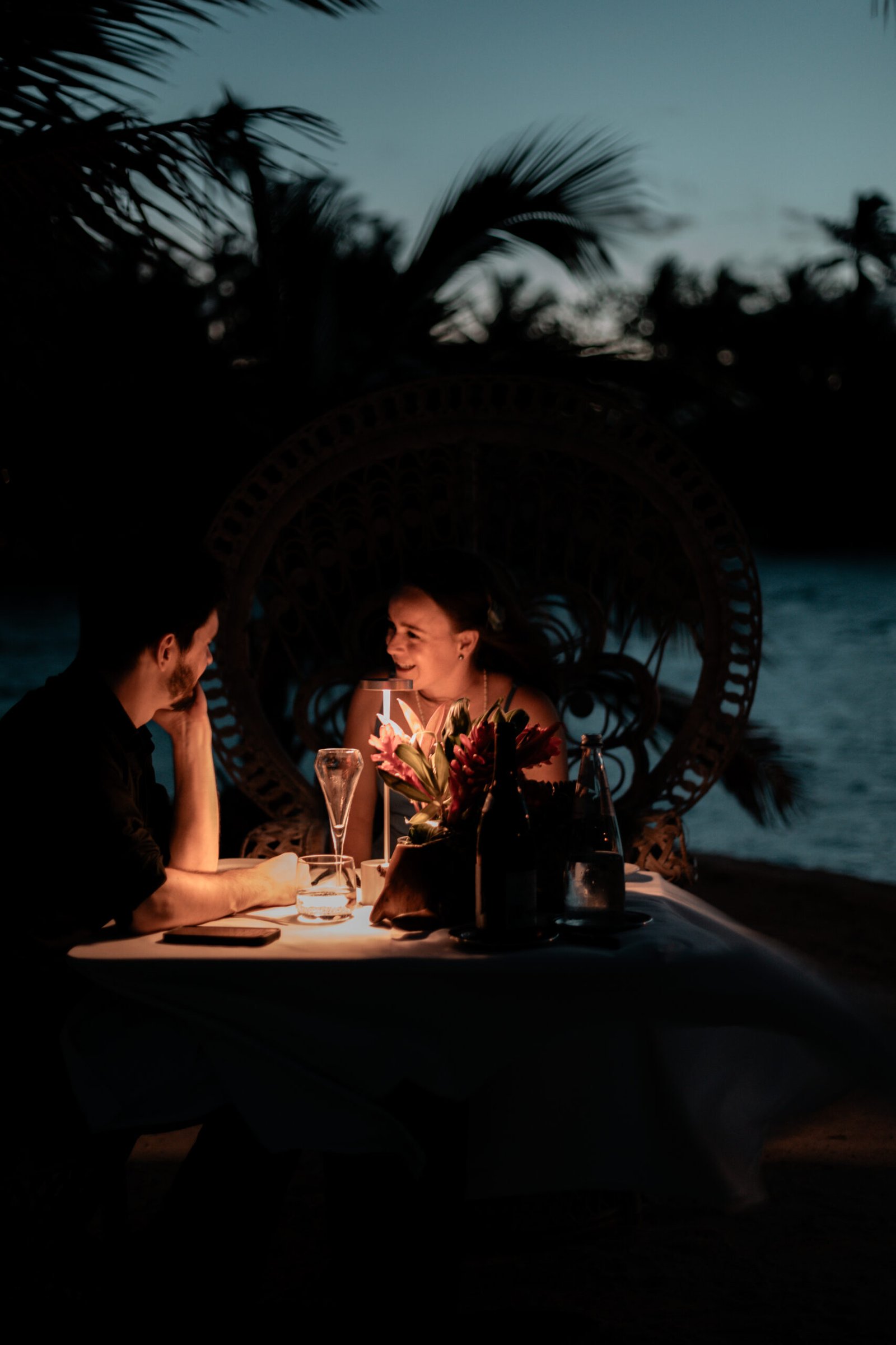 Shooting couple dîner romantique sur une plage