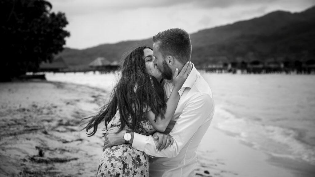 Jeune couple amoureux au bord de l'eau en lumière naturelle
