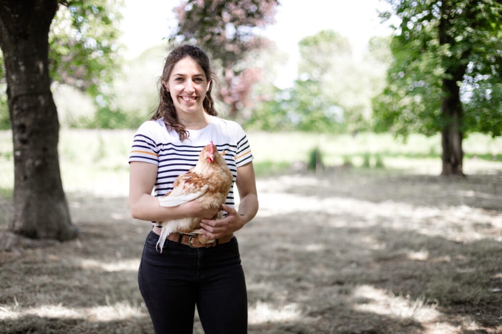 Elsa Bruneau éleveuse de chèvres et de volailles poulet de Janzé à Rannée en Ille et Vilaine en Bretagne