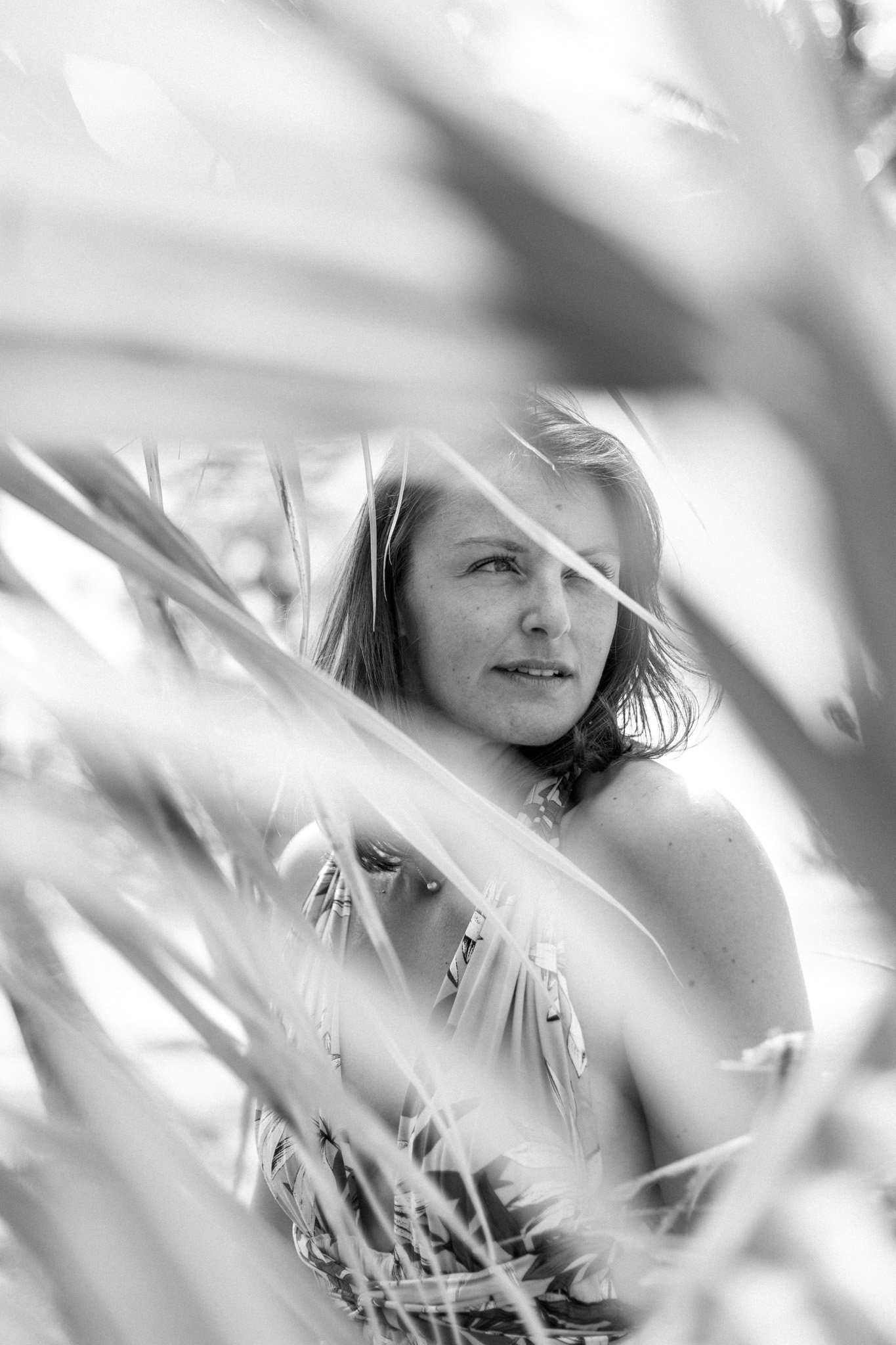 Séance photo portrait en noir et blanc femme en Bretagne