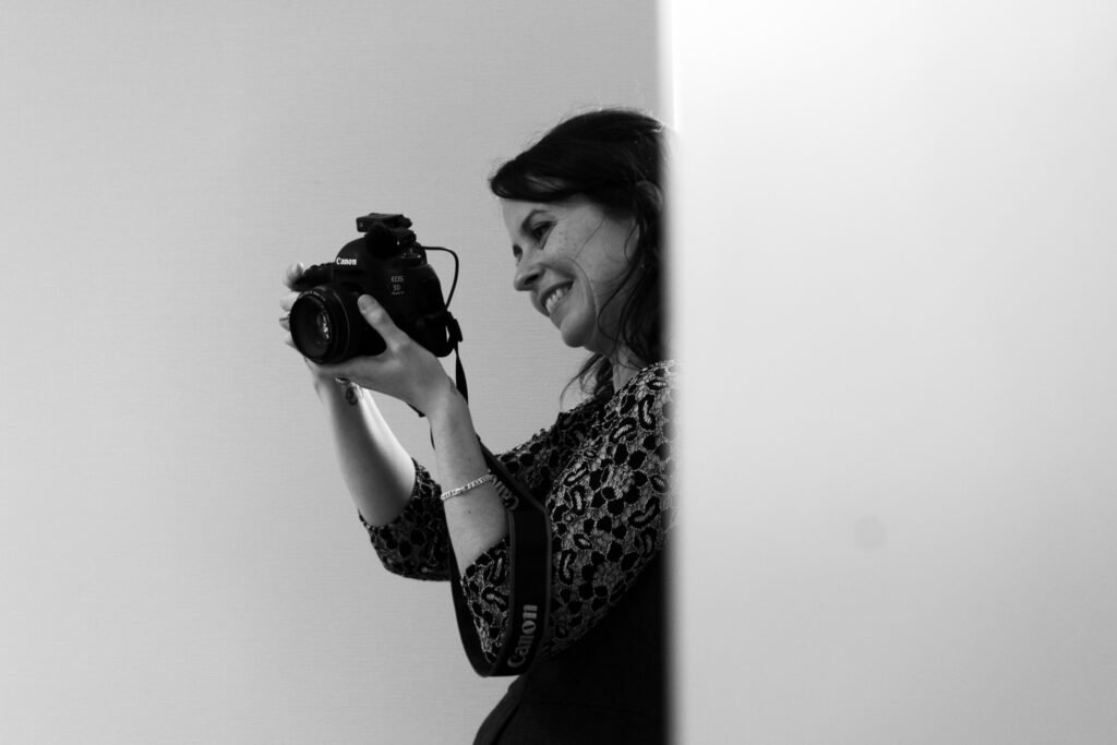 Marie production photographe basée à Rennes en Ille et Vilaine en Bretagne capture les coulisses, les évènements et réalise des portraits authentiques