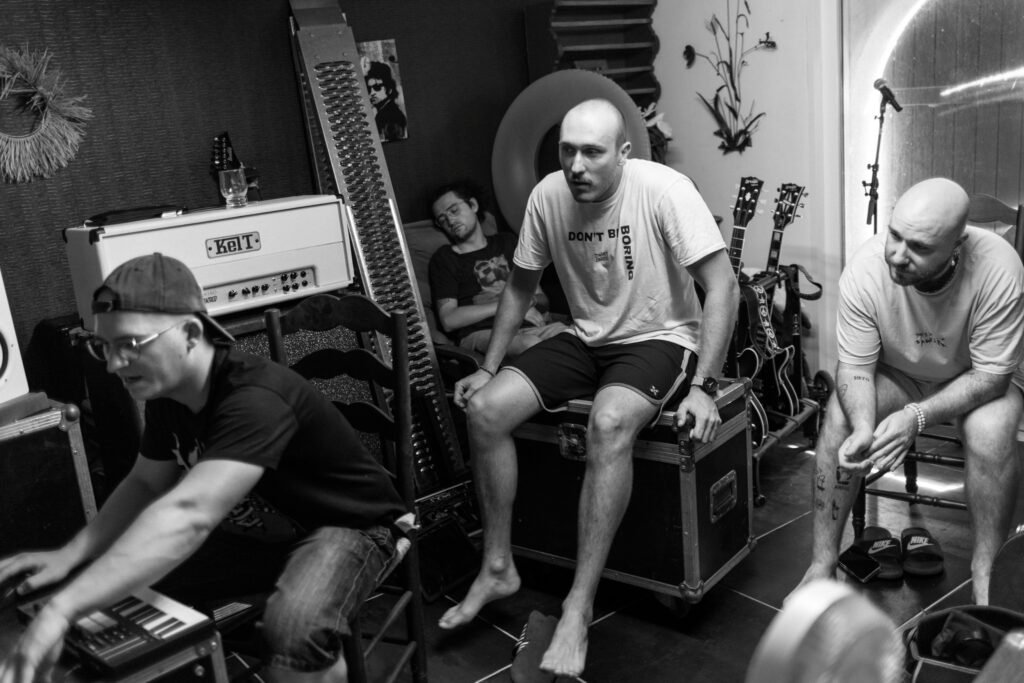 photographie en noir et blanc dans les coulisses d'une séance de composition avec le groupe de rock Ciphered dans le morbihan en Bretagne