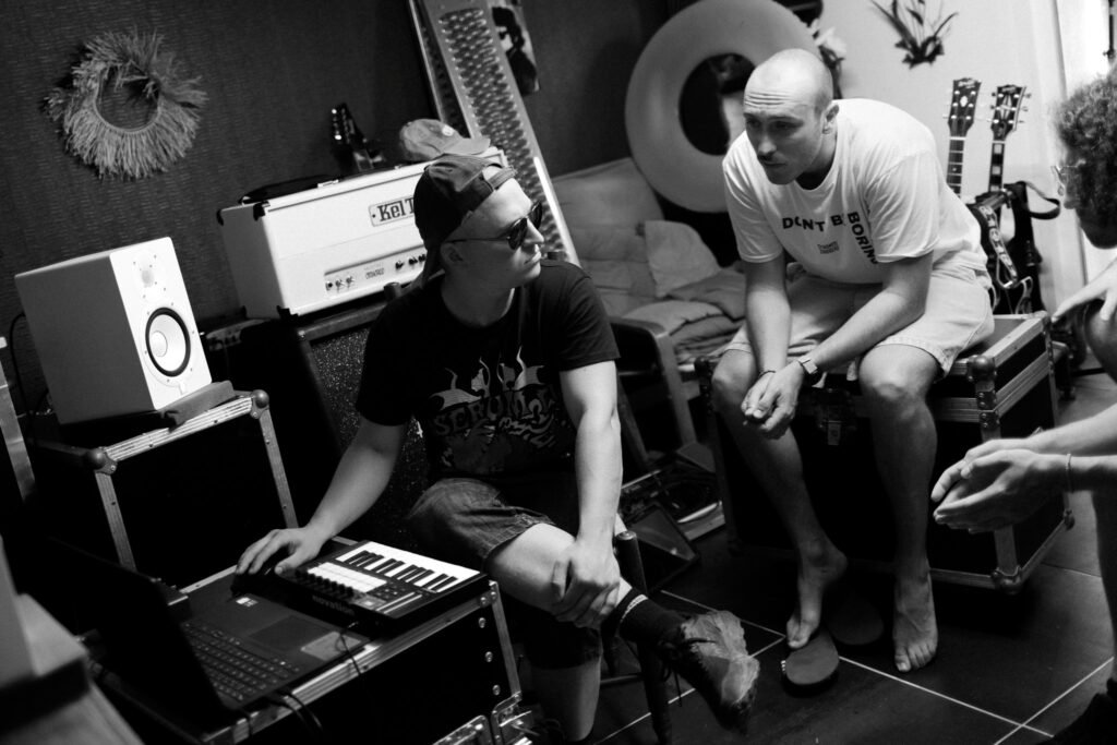photographie documentaire dans les coulisses d'une séance composition de morceaux pour le nouvel album avec le groupe de rock Ciphered dans le Morbihan en Bretagne