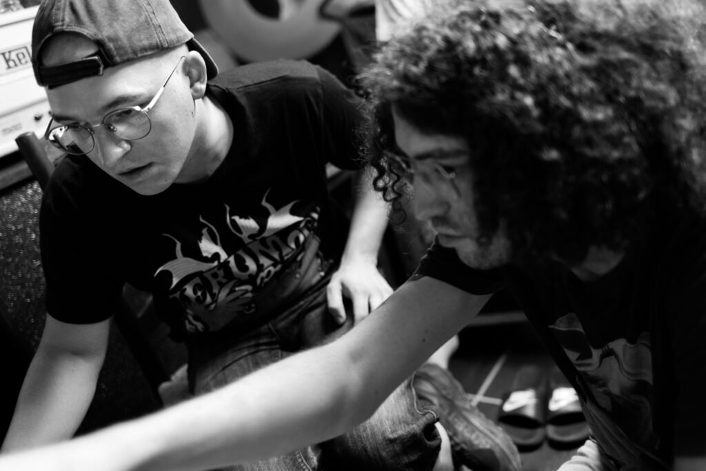 photographie documentaire dans les coulisses d'une séance composition de morceaux pour le nouvel album avec le groupe de rock Ciphered dans le Morbihan en Bretagne