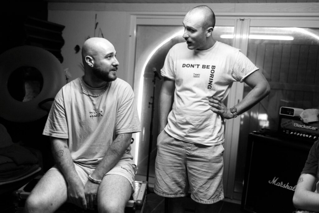 photographie documentaire dans les coulisses d'une séance composition de morceaux pour le nouvel album avec le groupe de rock Ciphered dans le Morbihan en Bretagne