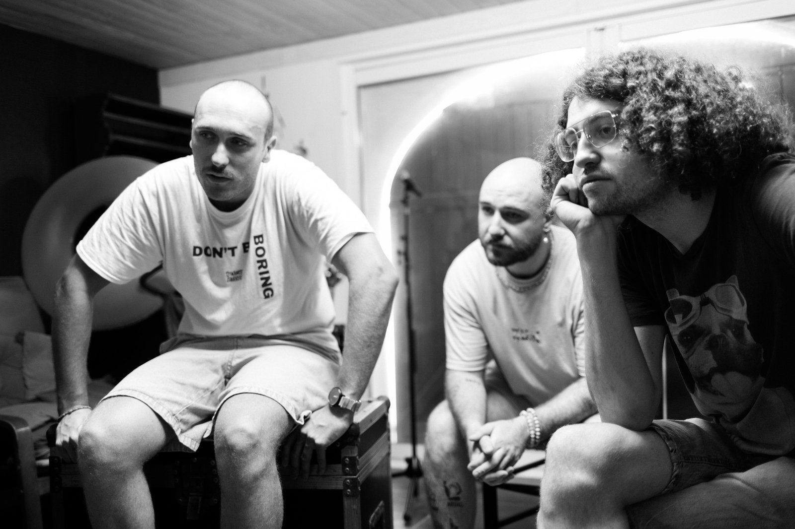 photographie documentaire dans les coulisses d'une séance composition de morceaux pour le nouvel album avec le groupe de rock Ciphered dans le Morbihan en Bretagne