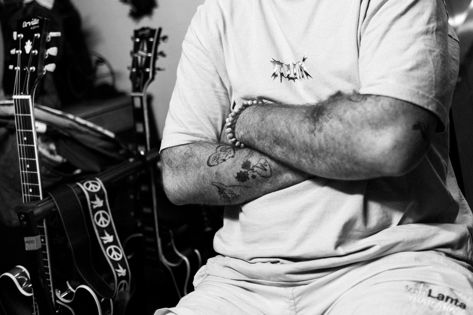 photographie documentaire dans les coulisses d'une séance composition de morceaux pour le nouvel album avec le groupe de rock Ciphered dans le Morbihan en Bretagne