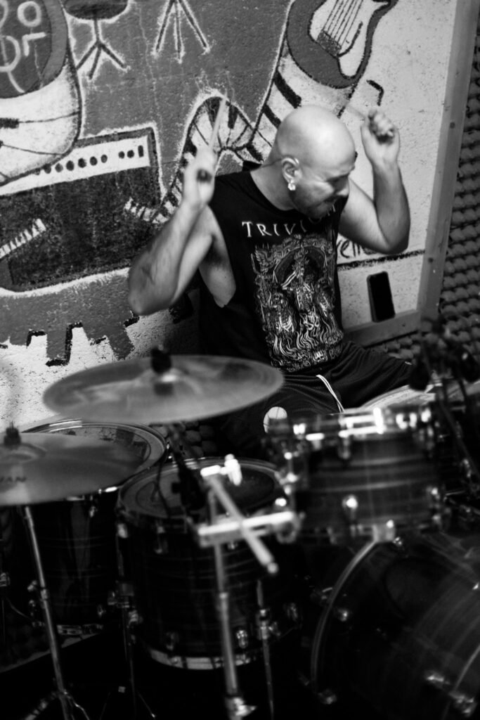 reportage photographie documentaire dans les backstage de la création d'un nouvel album avec le groupe de rock Ciphered dans le Morbihan en Bretagne