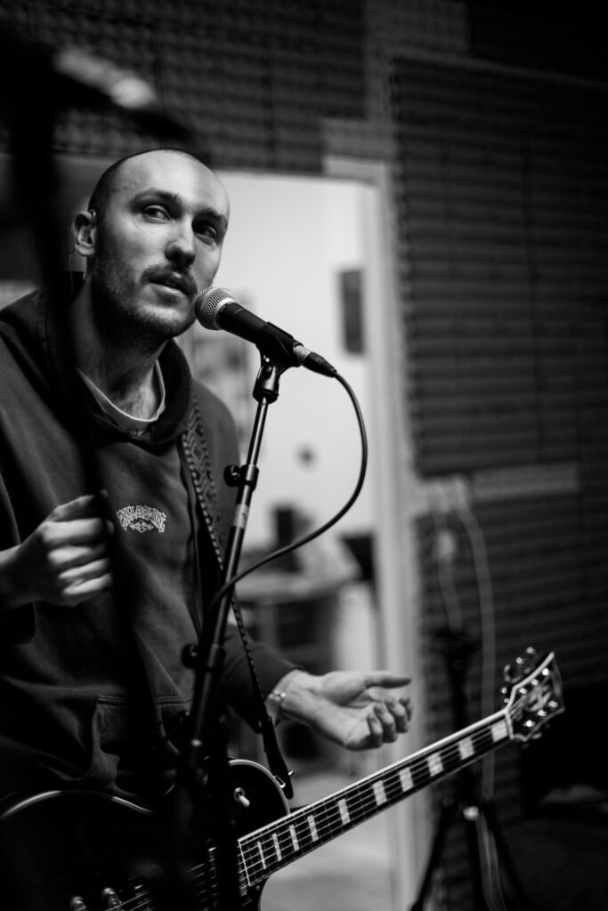 reportage photographie documentaire dans les backstage de la création d'un nouvel album avec le groupe de rock Ciphered dans le Morbihan en Bretagne