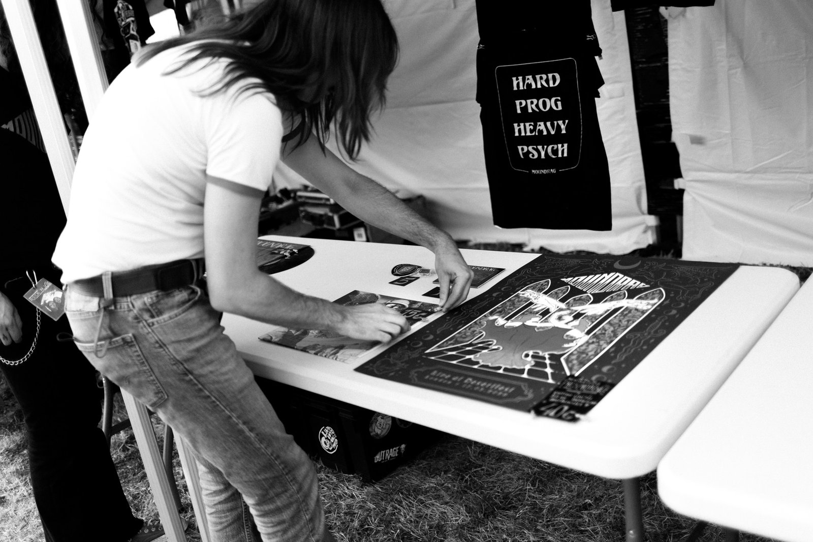 reportage photographie noir et blanc coulisses festival groupe rock breton moundrag merchandising