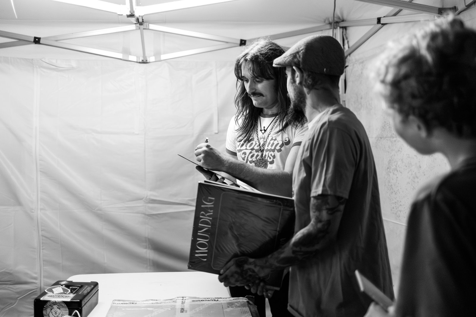 reportage photographie noir et blanc coulisses festival groupe rock breton moundrag merchandising