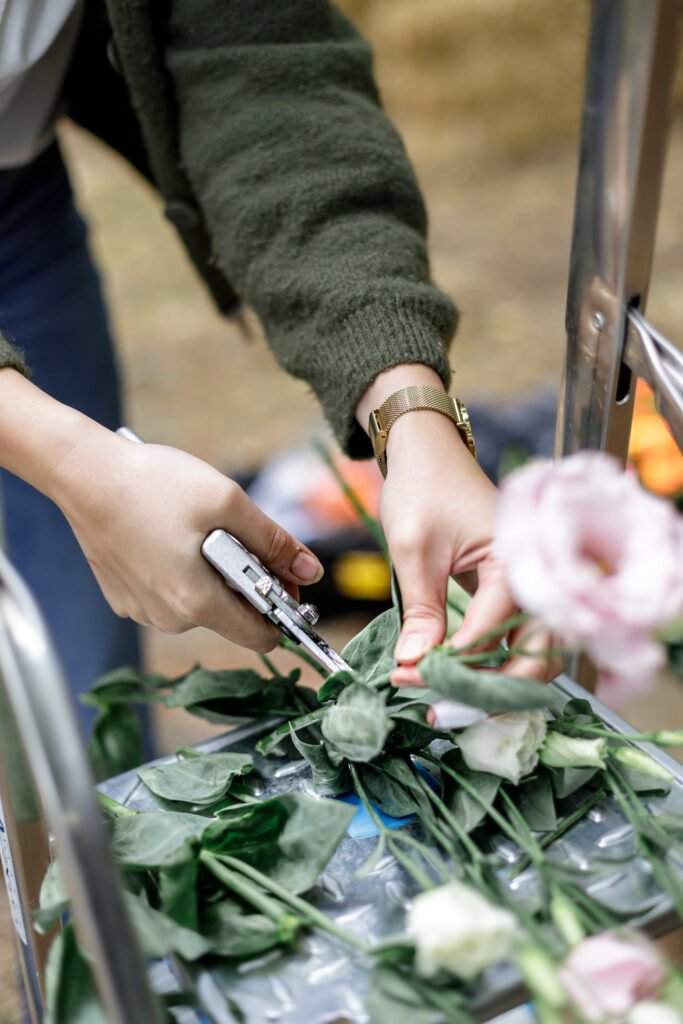 reportage documentaire savoir-faire auprès de Gwendoline, La pétale d'or, fleuriste à Moréac dans le Morbihan en Bretagne avant une cérémonie laique à Saint Nolff au domaine du Porho