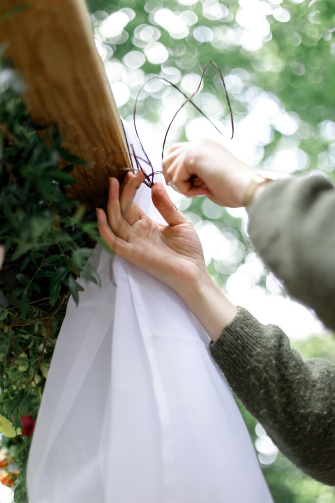 reportage documentaire savoir-faire auprès de Gwendoline, La pétale d'or, fleuriste à Moréac dans le Morbihan en Bretagne avant une cérémonie laique à Saint Nolff au domaine du Porho